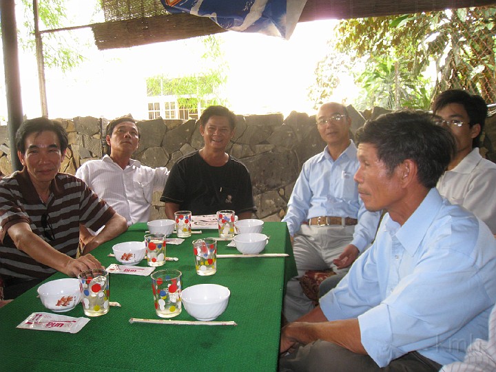 K3 voi Mai Huong_IMG_0027.jpg - Từ trái: Phú K3, Hạnh K7, Hùng K7, Phước K3, ??